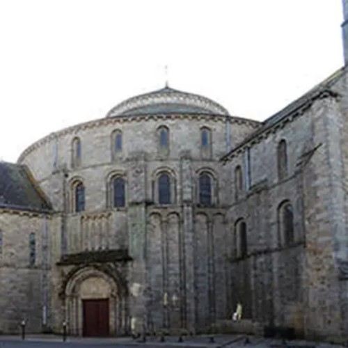 Traitement charpente de l'égise sainte croix à quimperlé par Rolland des bois - Traitement mérule - Traitement anti-mérule - traitement termites sur le département du finistère